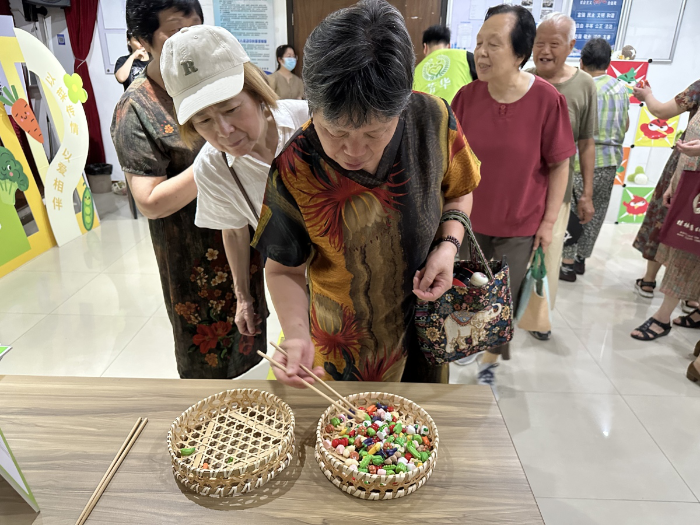 “蔬”送溫暖 一個社區(qū)菜園的養(yǎng)老關(guān)愛“實驗”2.png